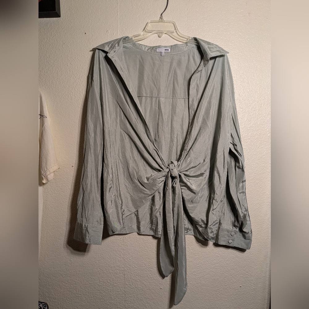 Fashion Nova Elegant Tie-Front Blouse in Light Gray Size 3x Pre-owned